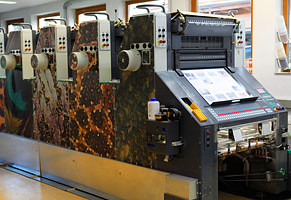 Die 5-Farben Druckmaschine spielt alle Stückerln